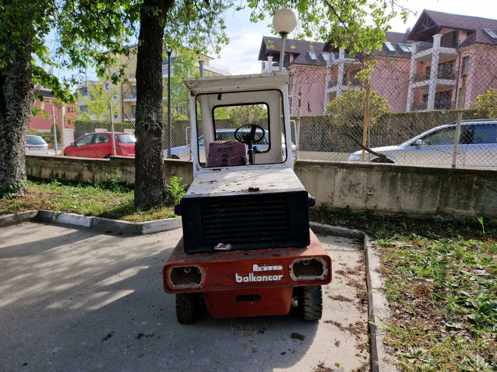 Продавам атракционни влакчета.