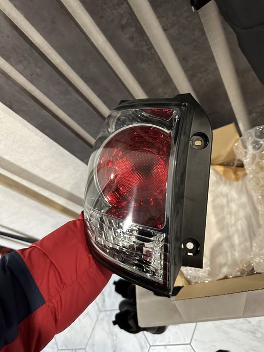 Продам заднюю левую фару (фонарь) на Lexus RX 300, год выпуска 2001.