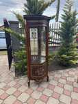 Vitrină deosebită de colț, din lemn cu intarsii și ornamente bronz