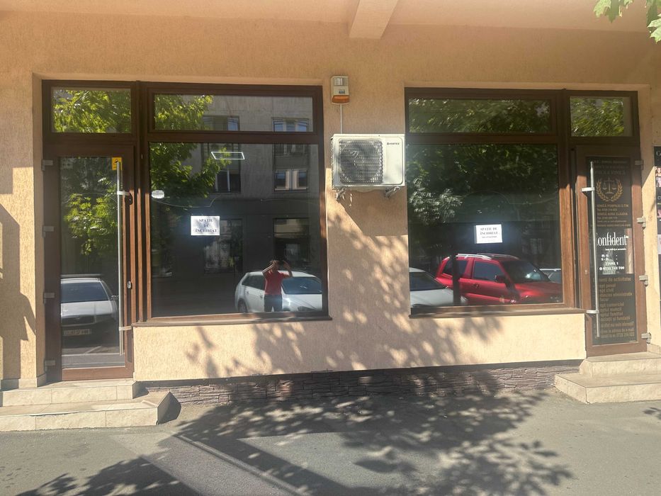 Închiriez spațiu ultracentral (lângă Primăria Drobeta )!