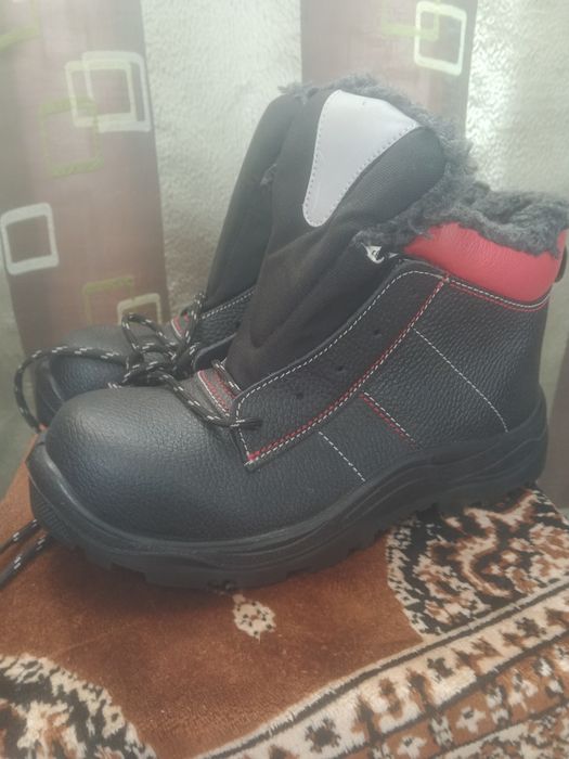 Продаю рабочие ботинки, зимние 40 размера.