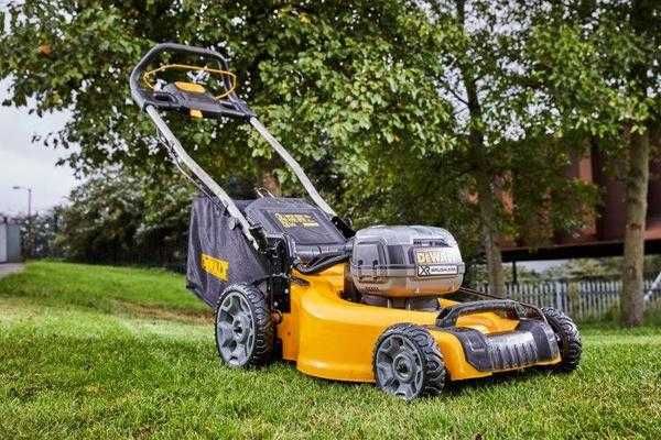 Акумулаторна косачка DeWALT DCMW564P2 с 2 батерии 5 ah и зарядно