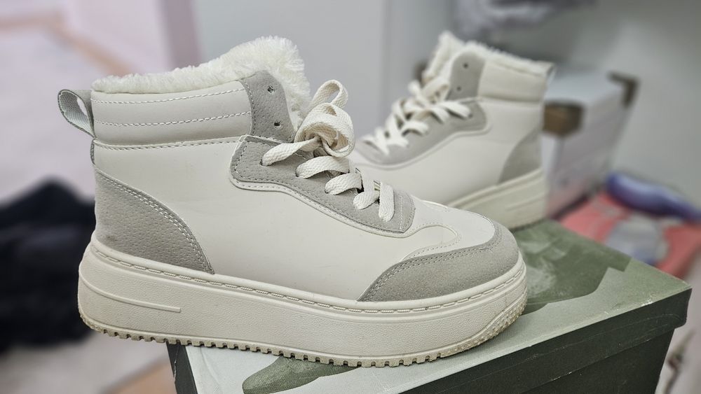 Продам женские зимние кроссовки 37-38 р