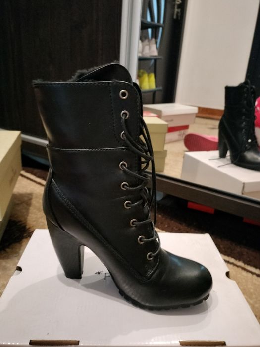 Ghete negre îmblănite