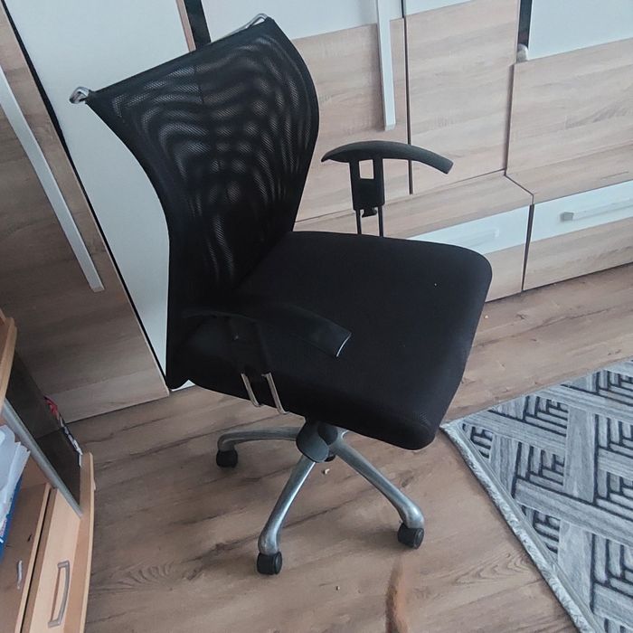 Vând bicicleta de facut sport și scaun de birou