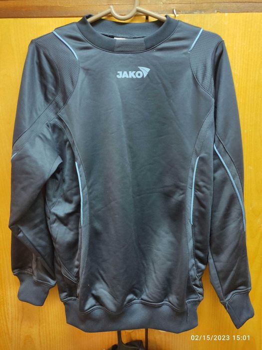 Тийнеджърски спортни дрехи в отлично състояние-суичъри, фанелки и др.