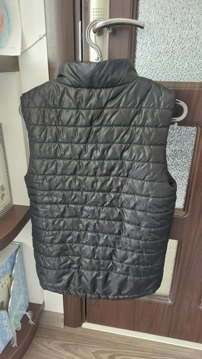 Черен елек,без ръкави,неразличим от нов.158-164.Рамо-36см,дълж.-60см..