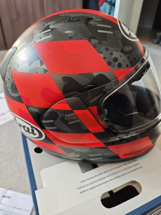 Продавам каска Arai xl