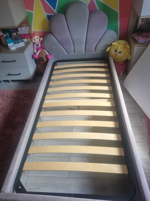 Pat pentru fete 90×2000! Se vinde cu toate accesoriile!