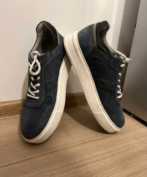 Vând pantofi de piele