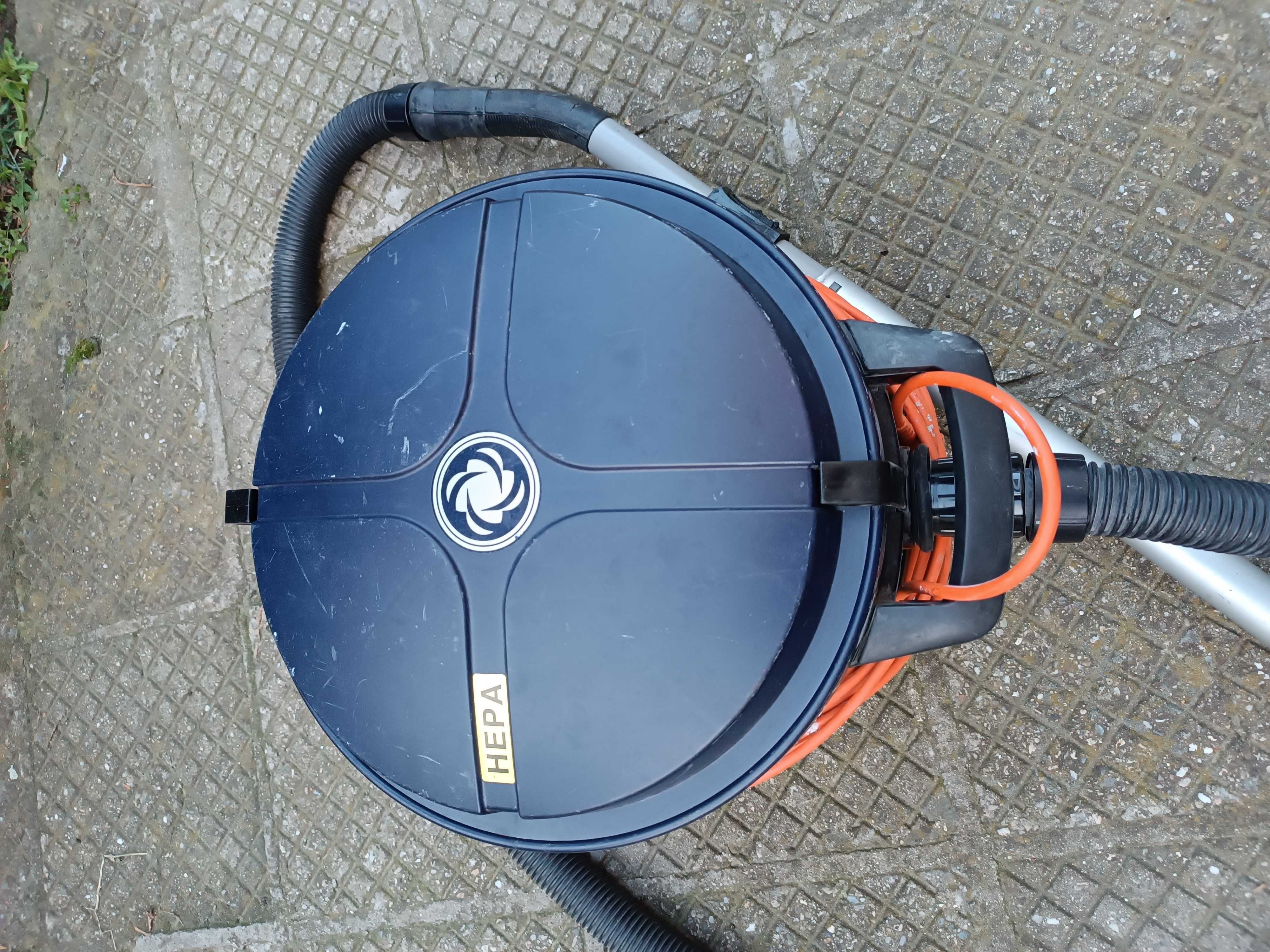 Професионална прахосмукачка Nilfisk VP930 HEPA