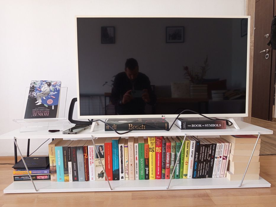 Два броя етажерки (рафтове)