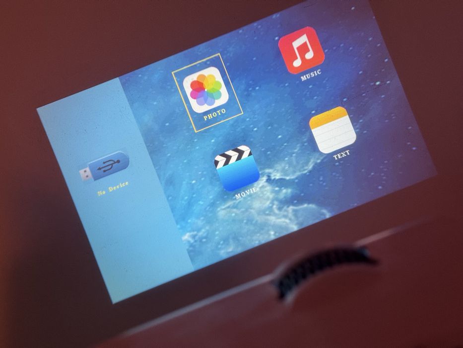 Proiector HD 720p cu HDMI / USB / SD / VGA