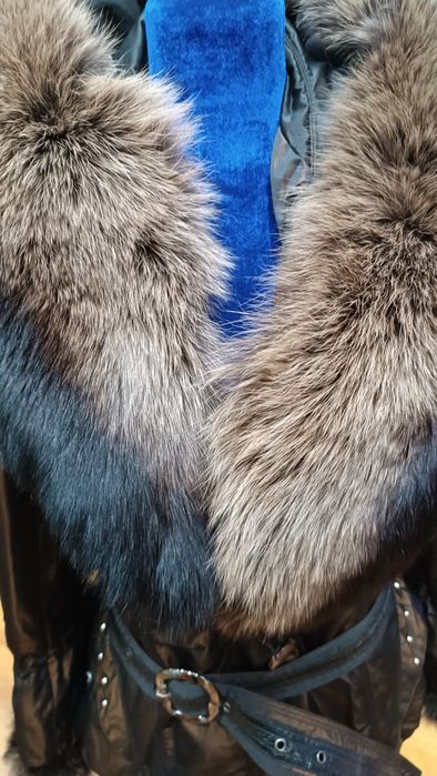 Тепловое плащ польто с воротником чернобурки.