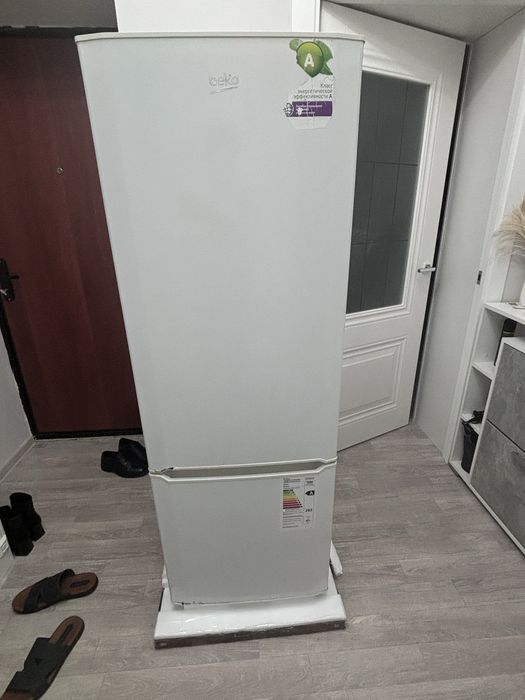 Продам холодильник в отл. сост. в подарок Пылесос!