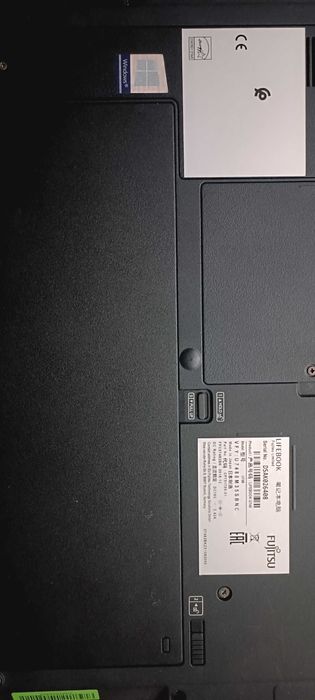 Продавам лаптоп Фуджицу U 748