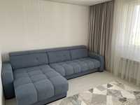 Угловой диван голубого цвета, в хорошем состоянии