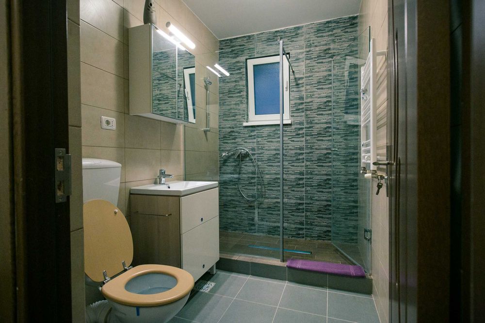 Proprietar inchiriez apartament 2 camere decomandat 56 m²,etaj 3/4