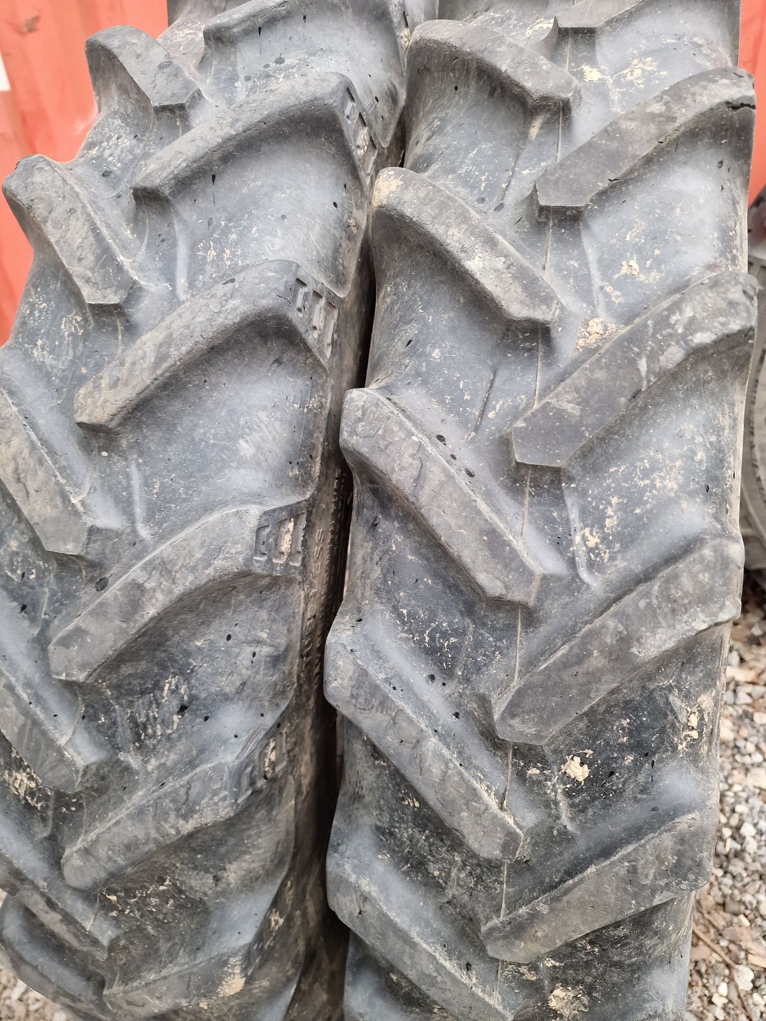 CAUCIUCURI agricole 8.3R32 (210/95R32) marca BKT