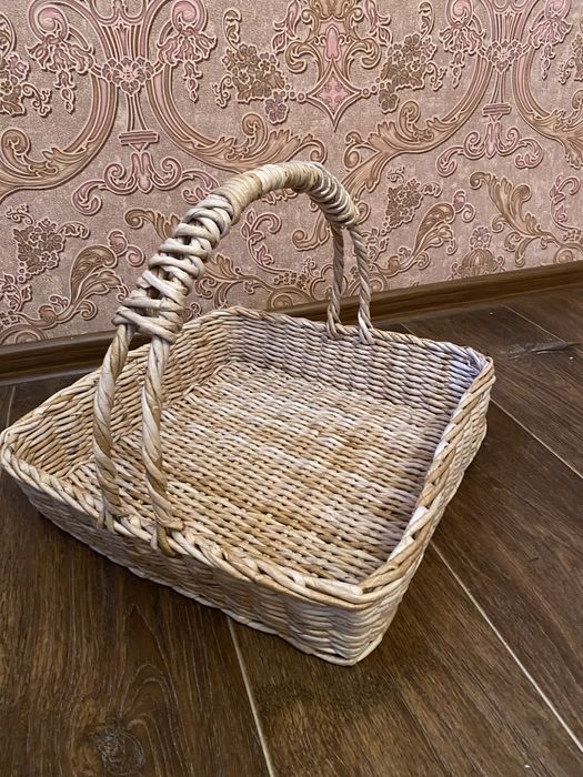 Квадратная плетеная корзина