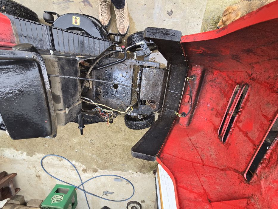 Tractoras tuns iarba/gazon