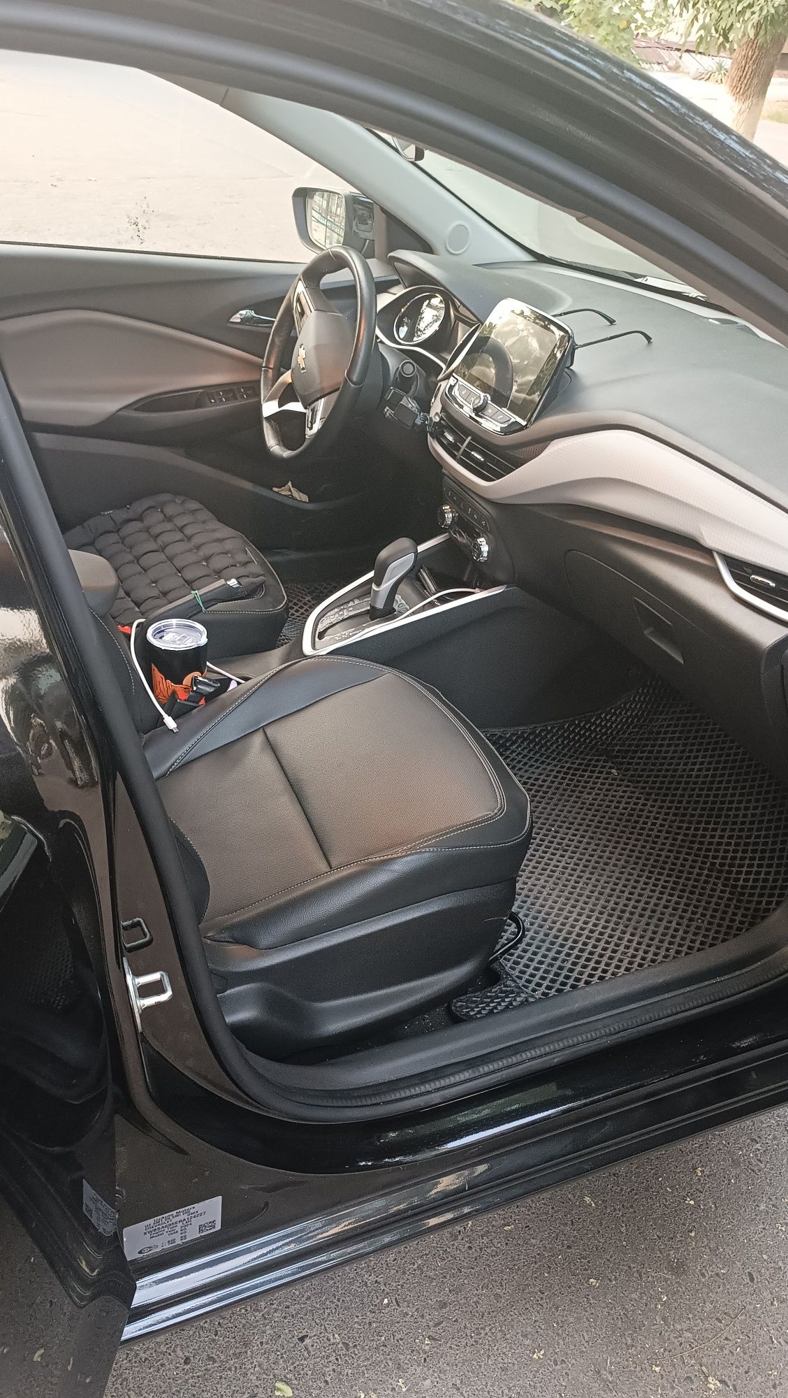 Avtomobil Onix Premier Plus