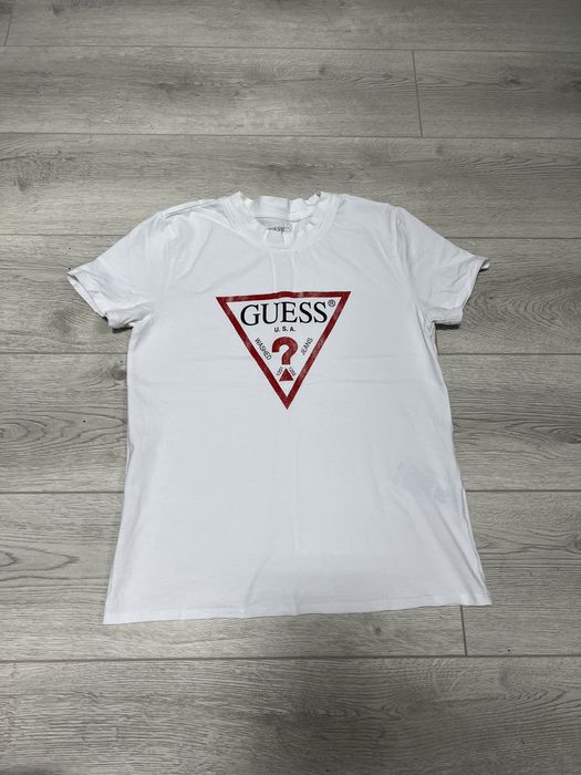Дамски оригинални тениски на Guess черен и в бял цвят