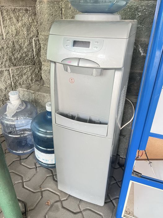 Диспенсер с холодильником Midea