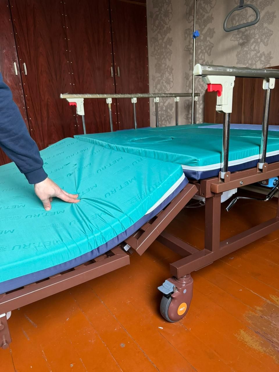 Механическая медицинская кровать для ухода за лежачими больными .