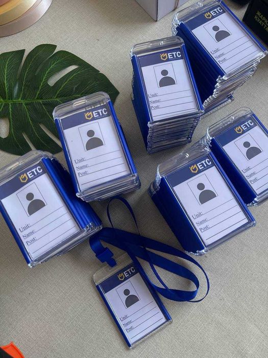 Корпоративные подарки и именные мерч — бейджики с логотипом