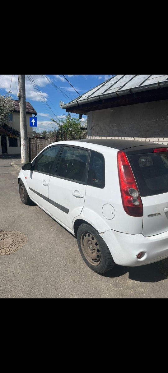 Vând Ford fiesta 1.6 diesel mai multe detalii în descriere