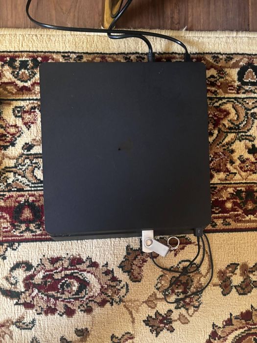 playstation 4 слим,в хорошем состоянии