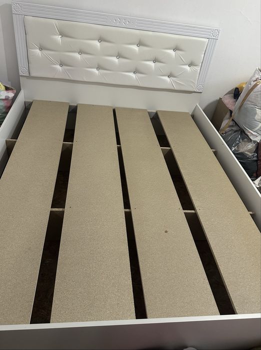 Кровать без матраса