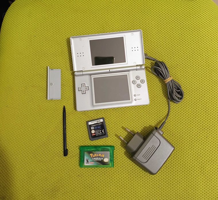Nintendo DS Lite + incarcator original + stylus + 2 jocuri