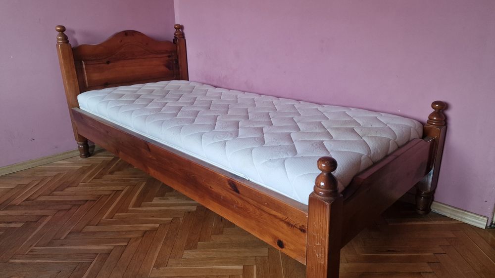 Спешно продавам легло с матрак и рамка