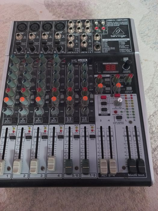 Микшерный пульт BEHRINGER Xenyx QX1204USB