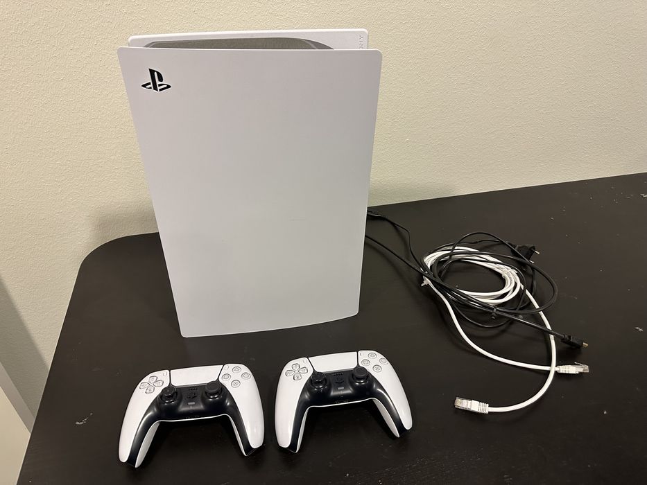 PlayStation 5 disk edition cu doua controlare plus jocuri