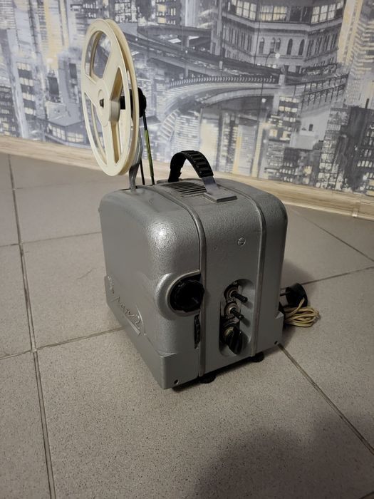Ретро кинопроектор луч 2