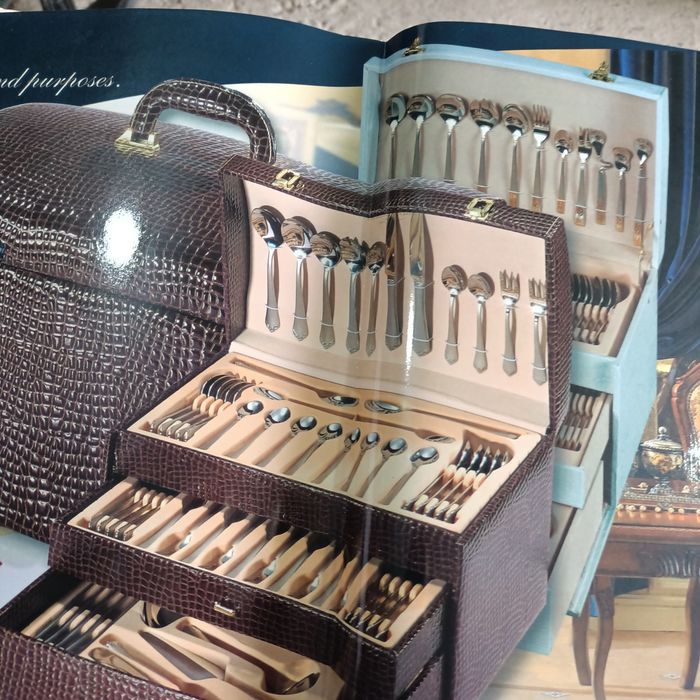 Набор столовых приборов VL-893 состоит из 86 предметов,