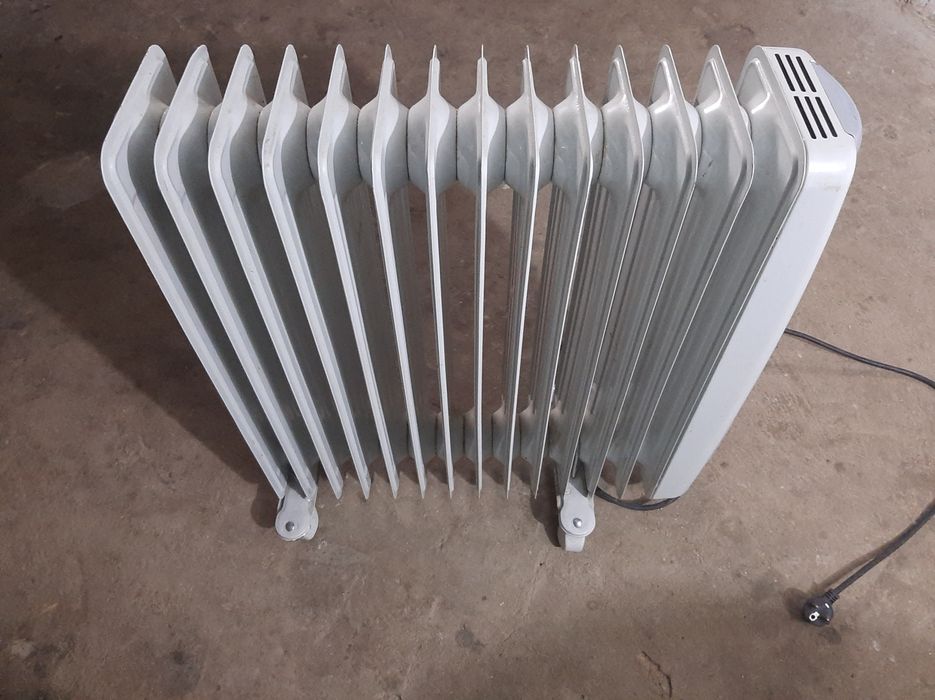 Vând calorifer electric