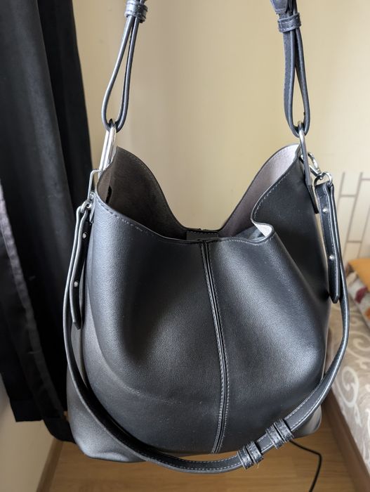 Черна чанта с дълга и къса дръжка без прегради