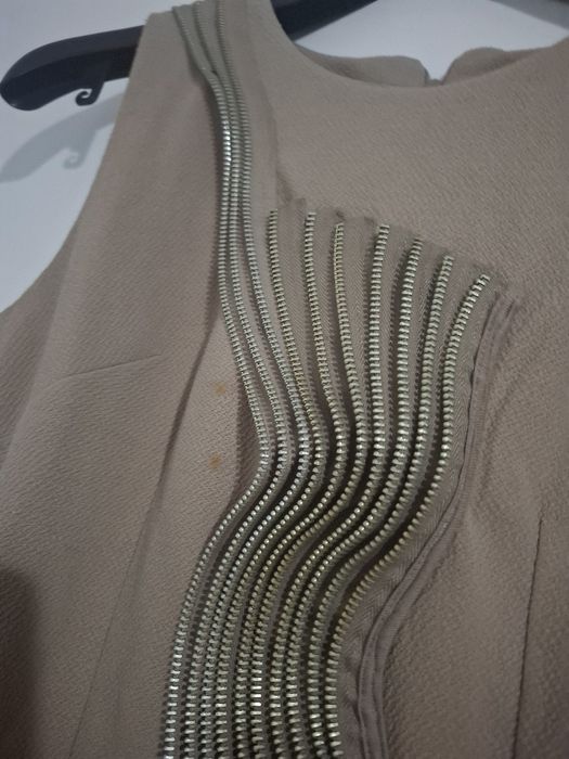 Рокля 2 за цената на 1, красива комбинация в бежов цвят