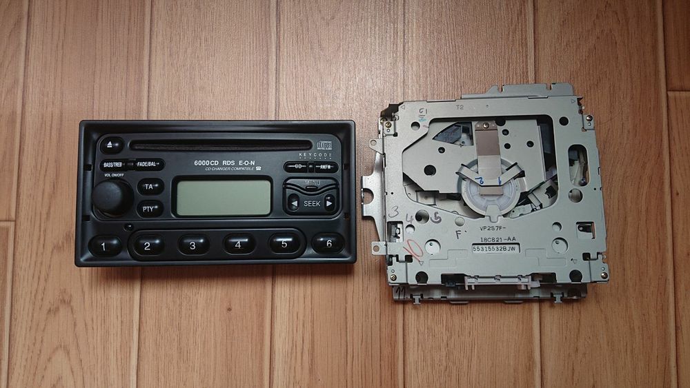 Панел управление CD 6000 форд и работещ CD механизъм за CD 6000 форд.
