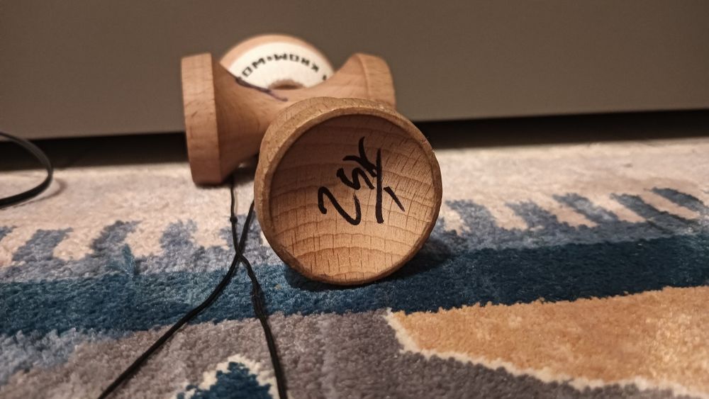 Vand kendama semnata de 3 oamen