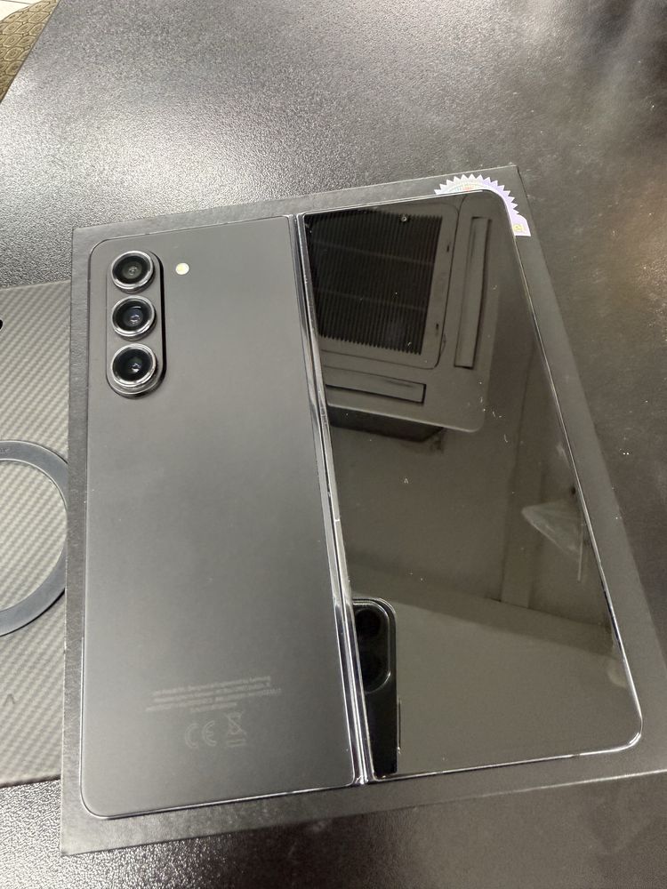 Samsung Z fold 5 . 12/512