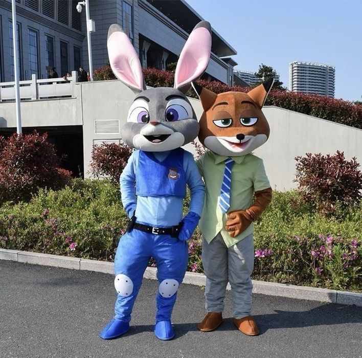 Костюмы новые продаю