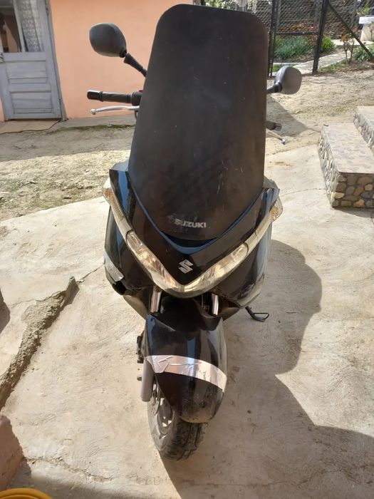 Vând-dezmembrez Suzuki burgman motor 200
