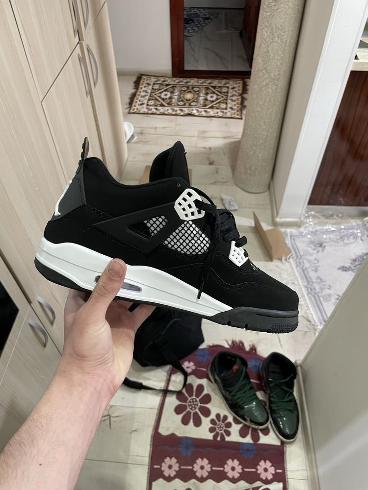 Jordan 4 white thunder