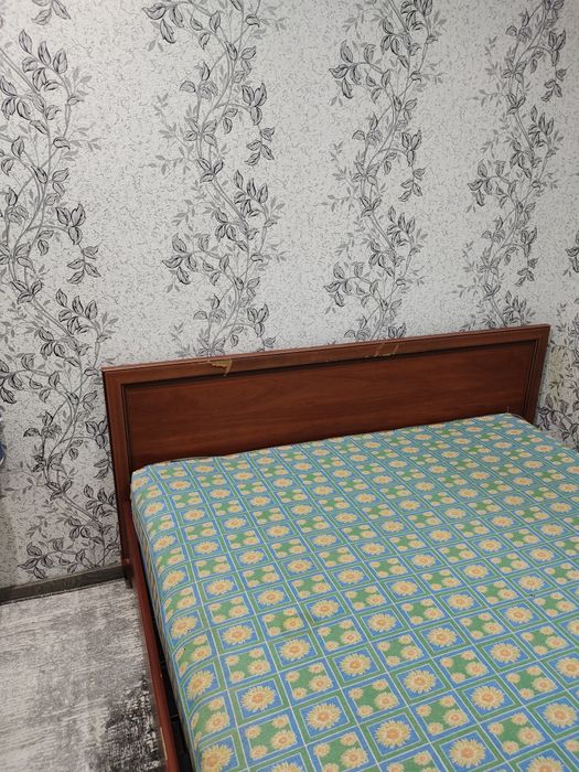 Продам кровать состояние среднее с матрасом