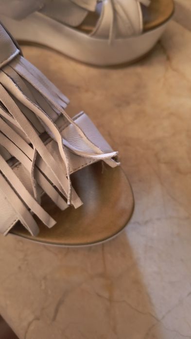 Sandale albe din piele cu franjuri